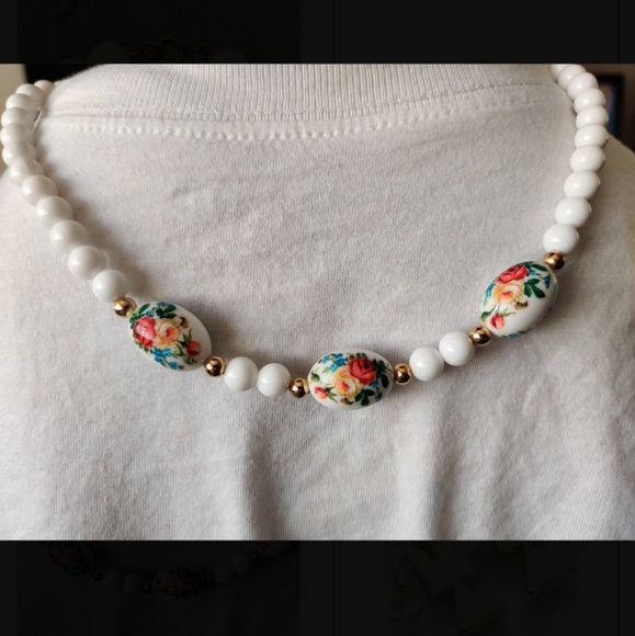 Vintage 80s flower beads necklace in EUC - Picture 5 of 8